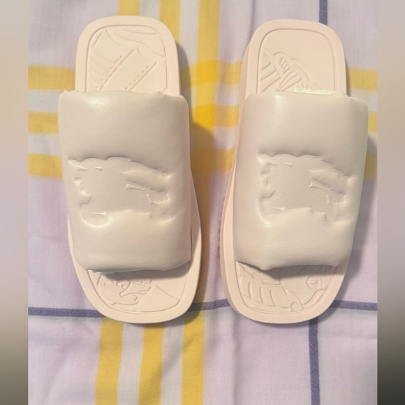 Burberry Equestrian Knight Leather Slides
Women’s size EU 36 - Picture 1 of 12